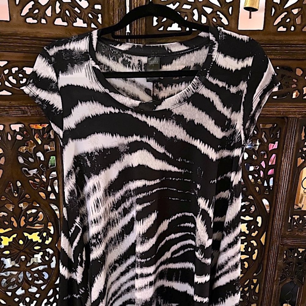 DUCCI BLACK AND WHITE ZEBRA ANIMAL PRINT SHORT SLEEVE BLOUSE SMALL